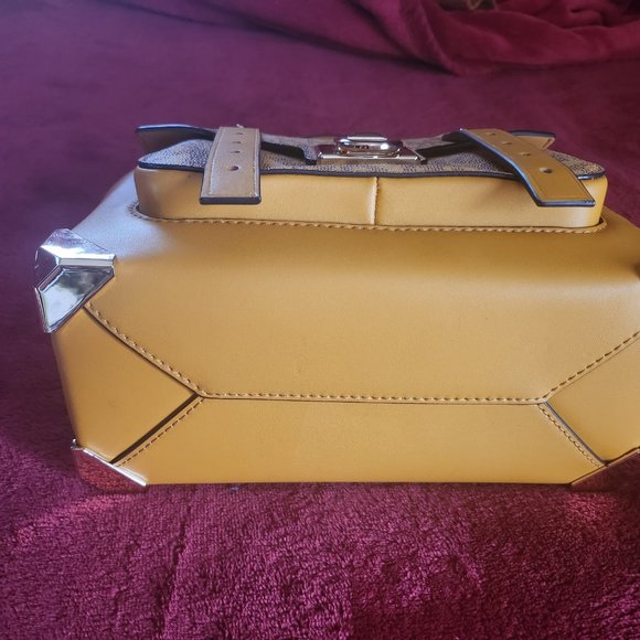 Michael Kors Manhattan Satchel - Picture 5 of 11